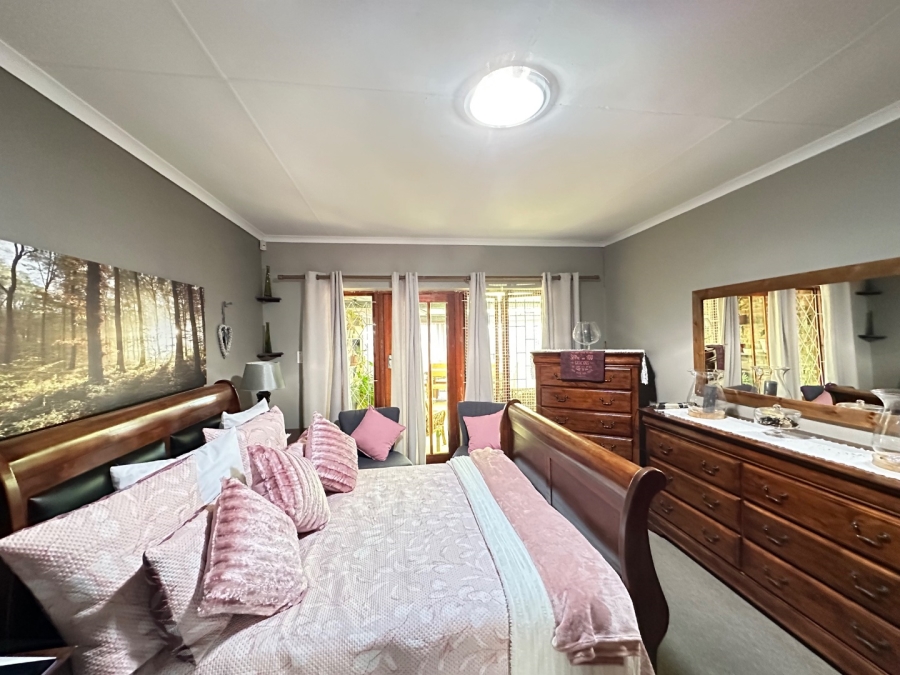 6 Bedroom Property for Sale in Heiderand Western Cape
